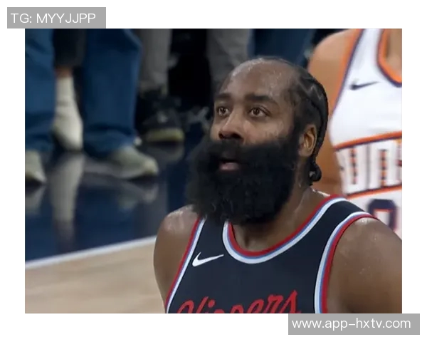 哈登三分球失误引发场下笑声马卡与弩机默契互动引发关注 哈登三分球失误引发场下笑声马卡与弩机默契互动引发关注